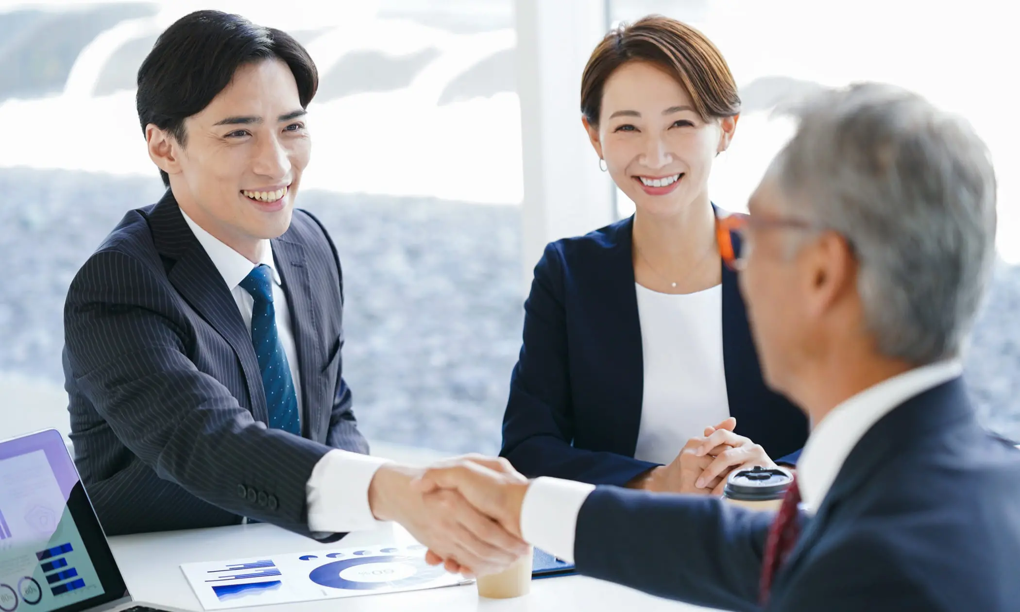 握手するビジネスマン