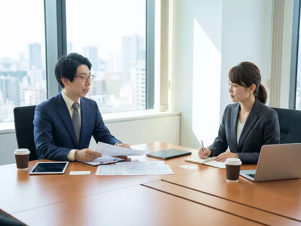 面談で相談に乗る公認会計士の写真