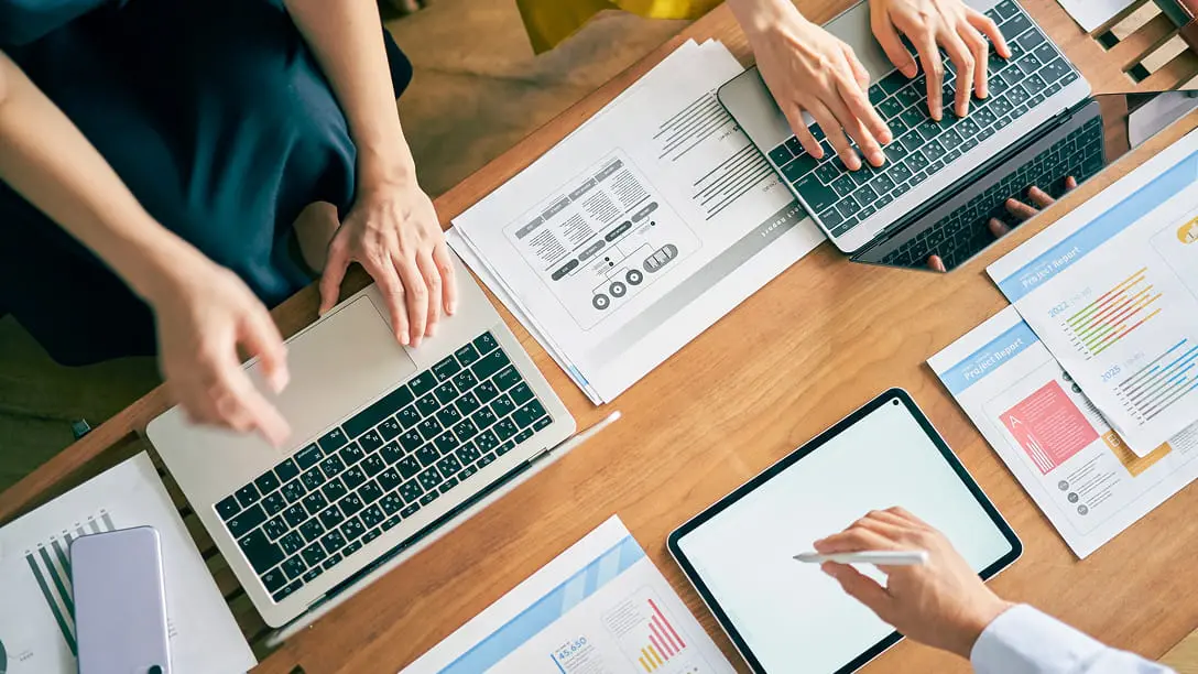 クラウド会計ツールを操作する様子