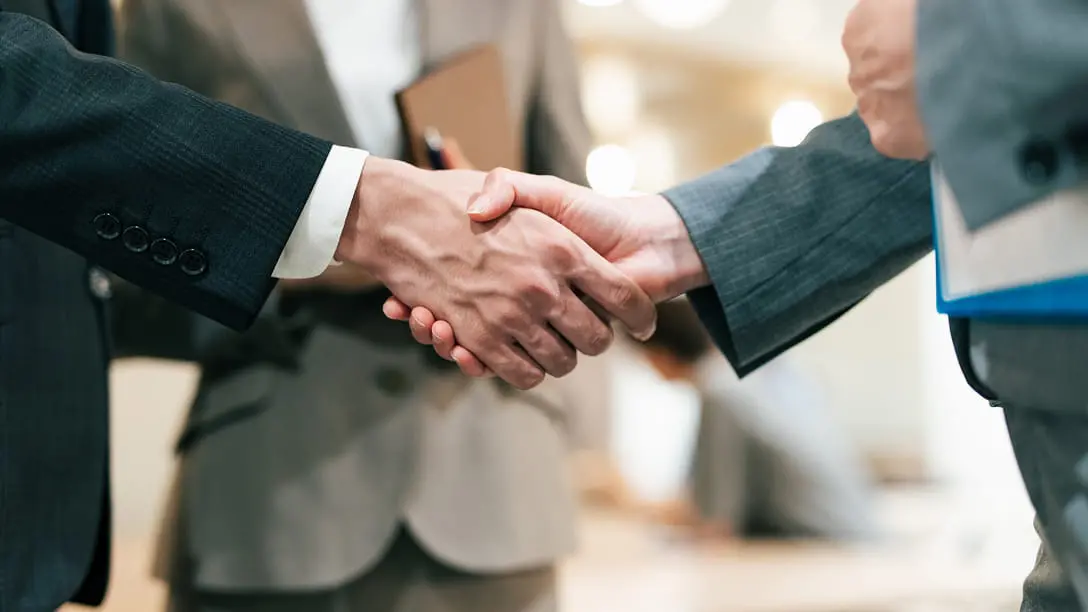 M&A支援の握手シーン