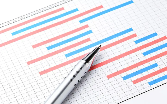 年間の税務スケジュールを確認する様子