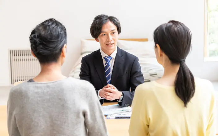 将来設計について相談する様子