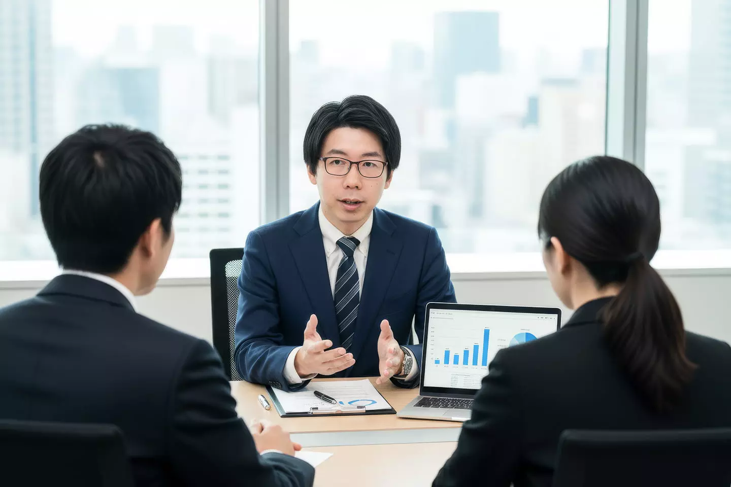 ミーティングで相談を受ける専門家