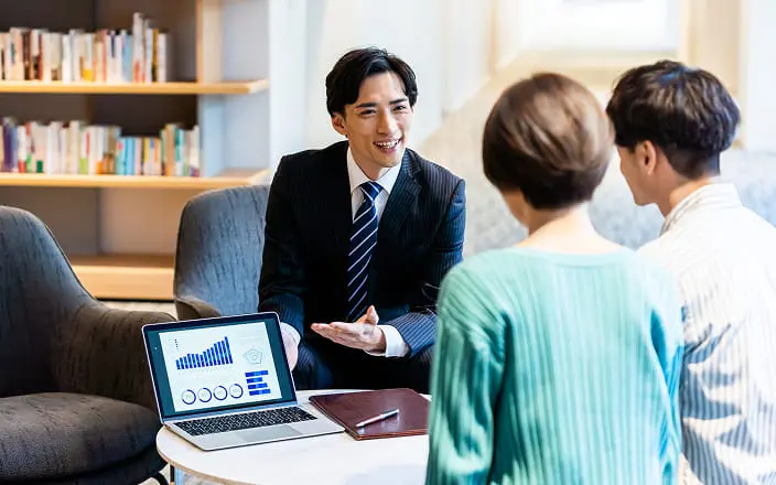 相談を受ける専門家